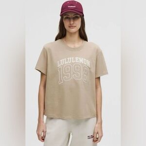 Lululemon Relaxed Fit Cotton Jersey T-Shirt Top Beige Tan 1998 Graphic Tee